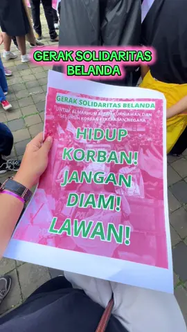 Aksi Kamisan Netherlands menggelar demonstrasi bertajuk “Gerak Solidaritas Belanda” yang diikuti oleh lebih dari 350 orang baik warga Indonesia di Belanda maupun warga lokal yang peduli dengan Indonesia. Kami kompak mengenakan pakaian hitam karena menandakan kami sedang berkabung dan prihatin terhadap apa yang sedang terjadi saat ini di Indonesia.  Hari ini deadline 17+8 tuntutan rakyat. Yuk selesai gak selesai dikumpulkan ya pak bu!! 🩷💚#resetIndonesia #fyp #diasporaindonesia #orangindonesiadibelanda #demonstrasi 
