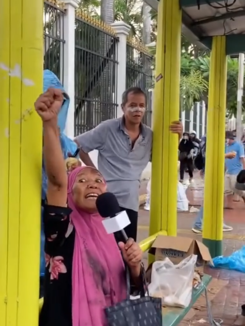 apakabar ibu yang memakai kerudung pink #demo #fyp #dpr #pink #viral 