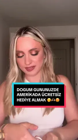 Amerika da doğum gününüzde hangi mağazalardan bedava ürünler alabilirsinizi anlattım. -Sephora -Ulta Beauty -Alo Yoga -Yankee Candle -Bath&Body Works -Victoria's Secret  ...... ve daha birçok mağaza🫶🏼🥳 Tek yapmanız gereken markanın internet sitesinden hesap oluşturmak. Doğum gününüzü girmek ve bunu oradaki çalışanlara göstermek. #amerika #amerikadayaşam #amerika🇺🇸 #fypシ #kesfet 