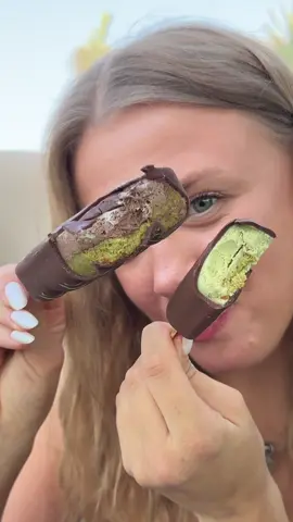 Dubai choco inside 🍫 noon*Froza 💛 or Baskin 💗 #icecream #asmr #mukbang #Foodie #dubaiblogger 