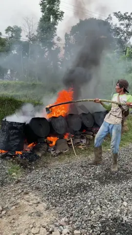 Proses pengerjaan aspal bakar manual, menerima jasa pengaspalan yang berminat tinggal japri saja lewat DM #fajar #fyp #garut #jawabarat #aspaljalan 