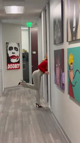 I always seem to bring a splash of color into the office, no matter the day. Bright outfits make even the busiest work moments feel lighter. It’s my way of carrying a little sunshine with me. ❤️❤️