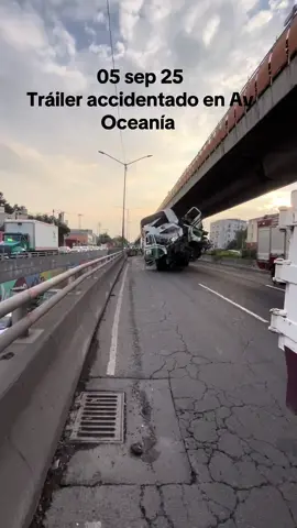 Tráiler accidentado en Av Oceanía. 