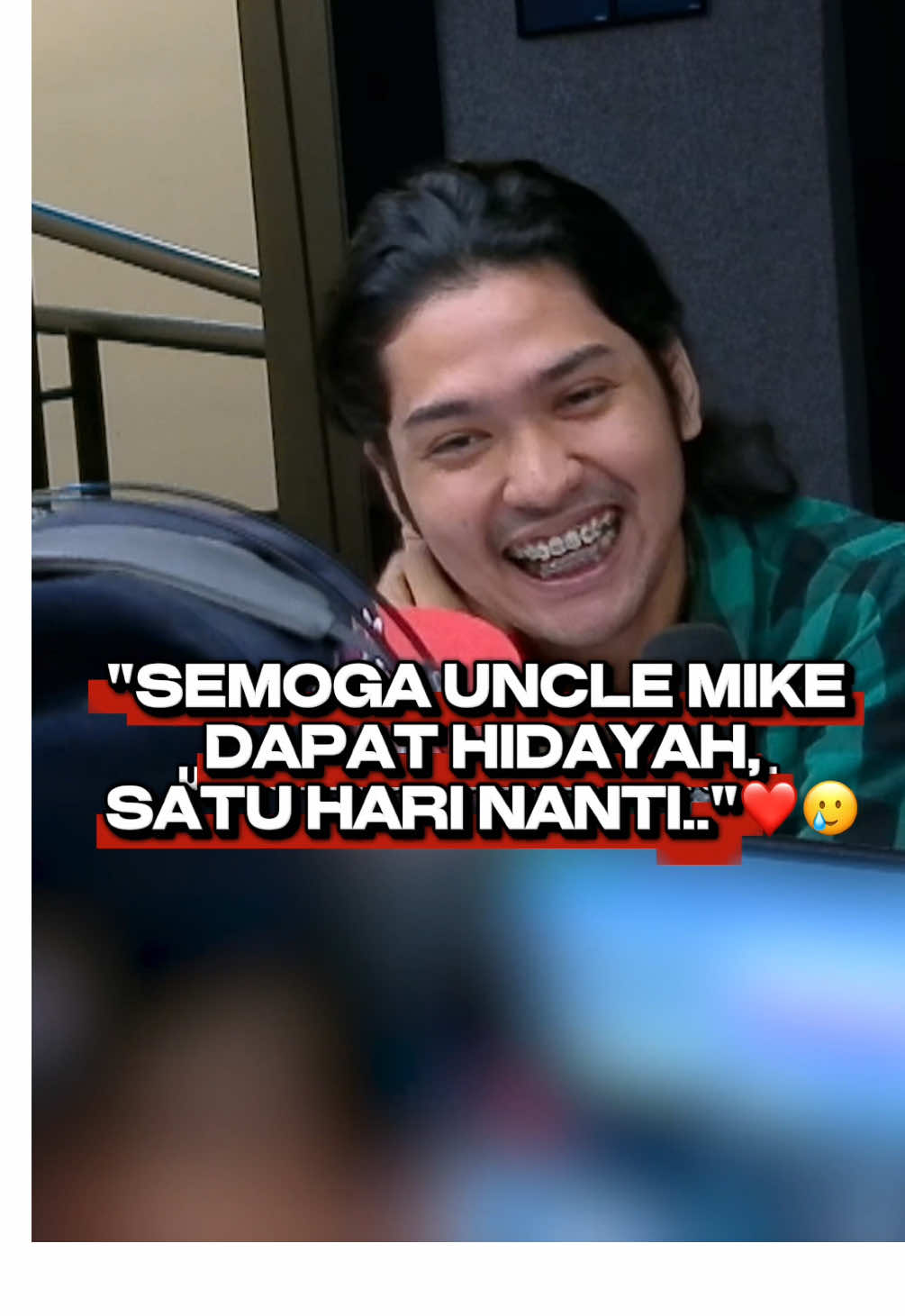 Alahai. Mata masuk habuk lah pulak dengan kata-kata Rafei, Rahman dan Uncle Mike ni. Masing-masing main jiwa eh 🥹❤️  Yelah, kalau dah sayang kan?  Tonton Abah Saya, Uncle Mike, dibawakan oleh 7UP & Mirinda, di pawagam sekarang. Dapatkan 7UP Bundle di Etika Official Store di semua platform e-dagang untuk memiliki Kit 7UP Bangkit Semula edisi terhad- sementara stok masih ada! #AbahSayaUncleMike #7Up #Mirinda #MenangisJe7UpAda #MenangisItuOK 
