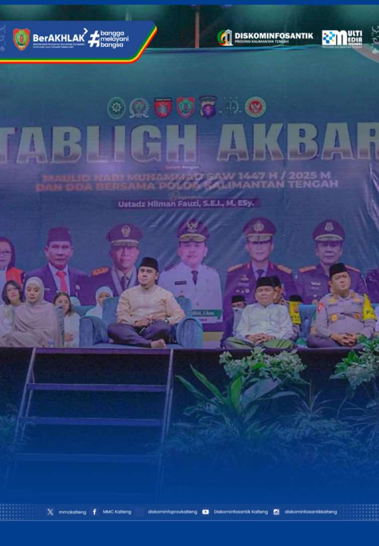 Dalam rangka memperingati Maulid Nabi Muhammad SAW 1447 H/2025 M, Polda Kalteng menggelar Tabligh Akbar dan Doa Bersama yang berlangsung khidmat di Lapangan Barigas, Kamis (4/9) malam. Acara ini menghadirkan Ustadz Hilman Fauzi, S.E.I., M.ESy. sebagai penceramah, serta dihadiri oleh Gubernur dan Wakil Gubernur Kalimantan Tengah serta unsur Forkopimda Kalteng, pejabat utama Polda Kalteng, dan ratusan jamaah dari berbagai lapisan masyarakat. Melalui momentum Maulid Nabi ini, diharapkan semakin mempererat silaturahmi, menumbuhkan semangat kebersamaan, serta memperkuat iman dan takwa untuk mewujudkan Kalteng yang damai dan penuh keberkahan. 🌙🤲 Follow @diskominfosantikkalteng untuk dapat informasi menarik & edukasi program Pemerintah Provinsi Kalteng lainnya #diskominfosantik #kaltengsemakinberkah #agustiarsabran #tablighakbar 
