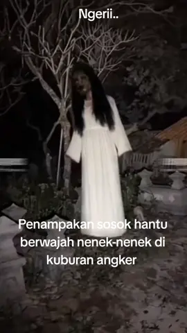 Penampakan sosok hantu berwajah nenek-nenek terekam kamera dikuburan angker.. #penampakan #kuntilanak #hantu #ghost #horror 
