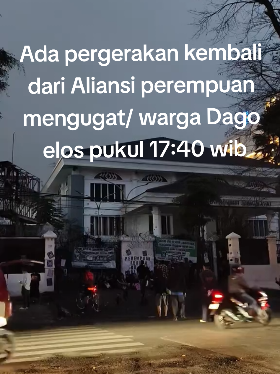 Ada pergerakan kembali pada hari jumat 05 september 2025 pukul 17:40 WIB bertempat di depan lantor DPRD jawabarat jl. Diponegoro no 27 Kota Bandung.  Telah berlangsung Aksi Unjuk Rasa dari Aliansi Perempuan Mengugat/ Warga Dago Elos.  semoga tetap kondusif jagan terprovokasi.. jaga kebersihan dan stop vandalisme.  ciptakan Bandung aman Bandung nyaman Dan Bandung kondusif.. #kotabandung #ojol #gojekindonesia  #viraltiktok #vypシ # @Humas Kota Bandung @humas.jabar @Info Bandung @Info Bandung Raya @OJOL NGALONG @OJOL NGEBLASSS⚡ @polda.jabar @polrestabes_bandung @mapolrestabandung @_dispenad_ 