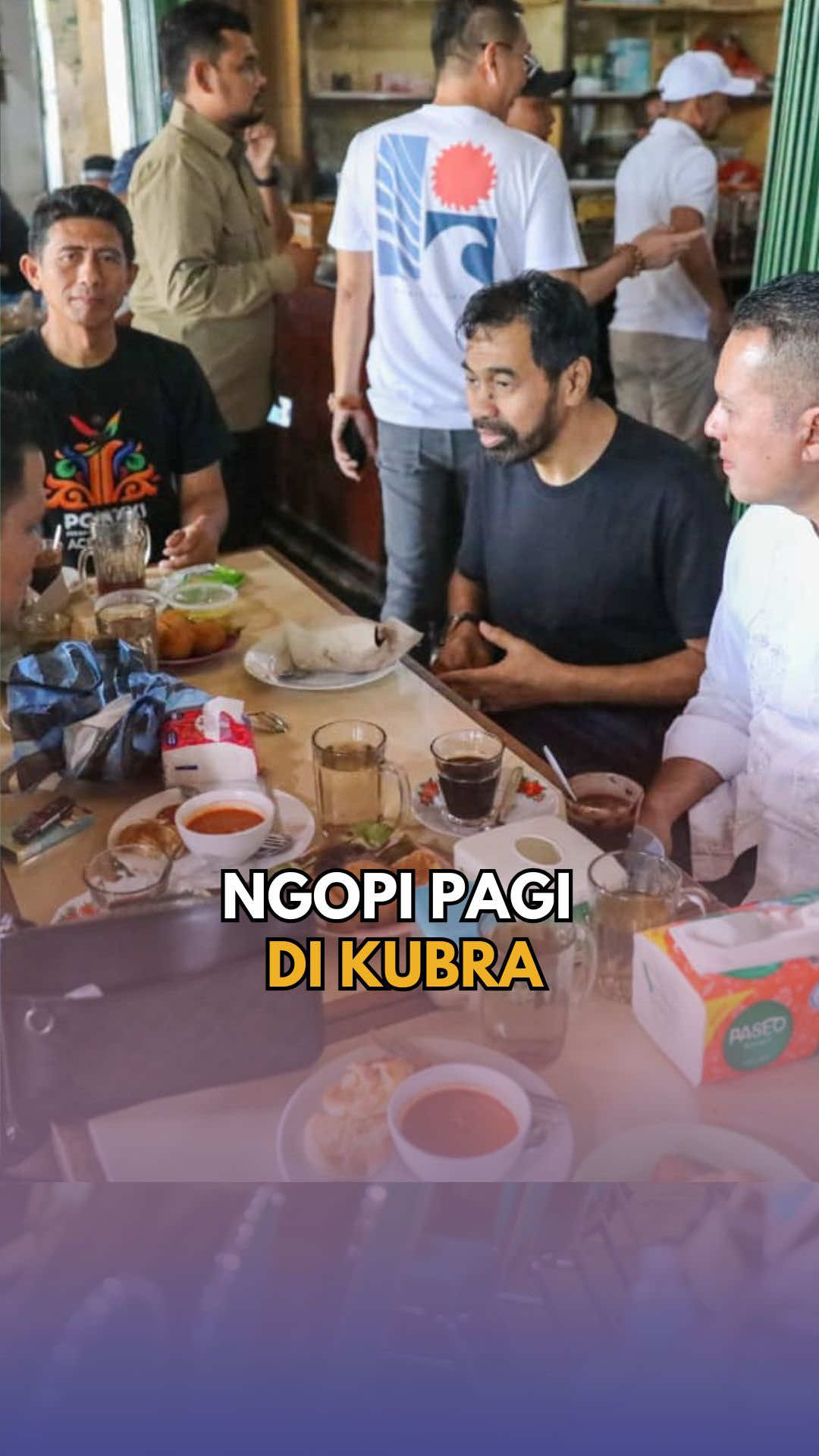 Saya mengopi bersama anggota DPR RI Musa Rajekshah atau Pak Ijeck dan Kepala Kepolisian Daerah Aceh Brigjen Marzuki Ali Basyah di Warung Kopi Cut Zein Kubra, Beurawe, Banda Aceh, Jumat (5/9/2025) pagi. Kami menyeruput kopi dan menikmati canai khas Aceh sambil berbincang santai. Mengopi di warung kopi sudah menjadi bagian dari budaya masyarakat Aceh. Bukan sekadar minum kopi, melainkan juga ruang silaturahmi, berdiskusi, hingga membicarakan berbagai hal tentang kehidupan sehari-hari dan persoalan negeri.                                                           #gubernuraceh #kapoldaaceh #mualem #aceh #kopiaceh 