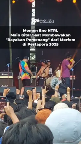 Ada momen unik nih pas kolaborasi Morfem X NTRL di Pestapora pada Jumat (5/9). Drummer NTRL, Eno tukeran posisi sama gitaris Morfem, Pandu Fuzztoni saat membawakan lagu 