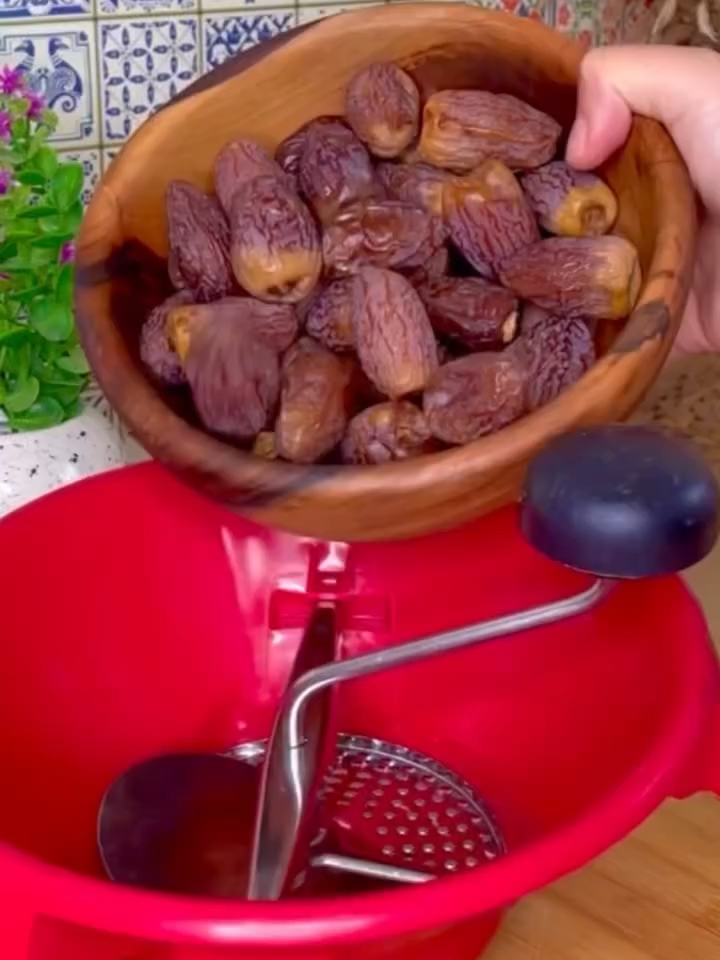 يداتك ماكايبغيوش يفطروا في الصباح !!جبت لك الحل حضريهم بأسهل و أسرع طريقة صحيين غادي ينفعوك في اللانش بوكس المكونات : 500g تمر 250g لوز محمر  250g جوز  سمسم محمر للتزيين#cookingfoodwould #reciennacido #canada🇨🇦 #recipesoftiktok #reciclagem #chiken #Recipe #chikenlover #recipes #food #glass #dubai #usa #maroc #usa_tiktok #foodchallenge #reels #kfc #معجنات_سهلة_وكتير_طيبة #agadirتيك_توك