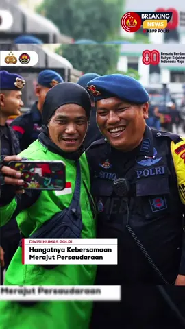 Potret personel Polri bersama driver ojek online berswafoto mengabadikan kebersamaan pasca unjuk rasa di Jakarta. Mari Kita Waspada Provokator Pemecah Belah Bangsa dan Bersama #JagaKeutuhanIndonesia  Humas Polri #kbpppolribreakingnewskaltim 