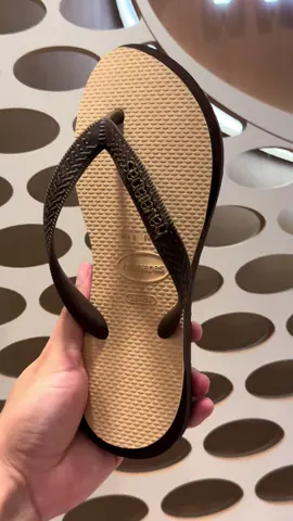 Essa é a nova Top Point Fusion, a nova coleção da Havaianas que já conquistou o coração de muita gente por aí! 🤩✨ #fy #fyp #havaianas #brown 