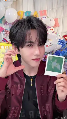Rất hay cười nhưng cứ chụp ảnh cái là  phải tạo nét ngầu ngầu lạnh lùng 😆 #刘轩丞 #liuxuancheng #lưuhiênthừa #lưutranh #HPBD 