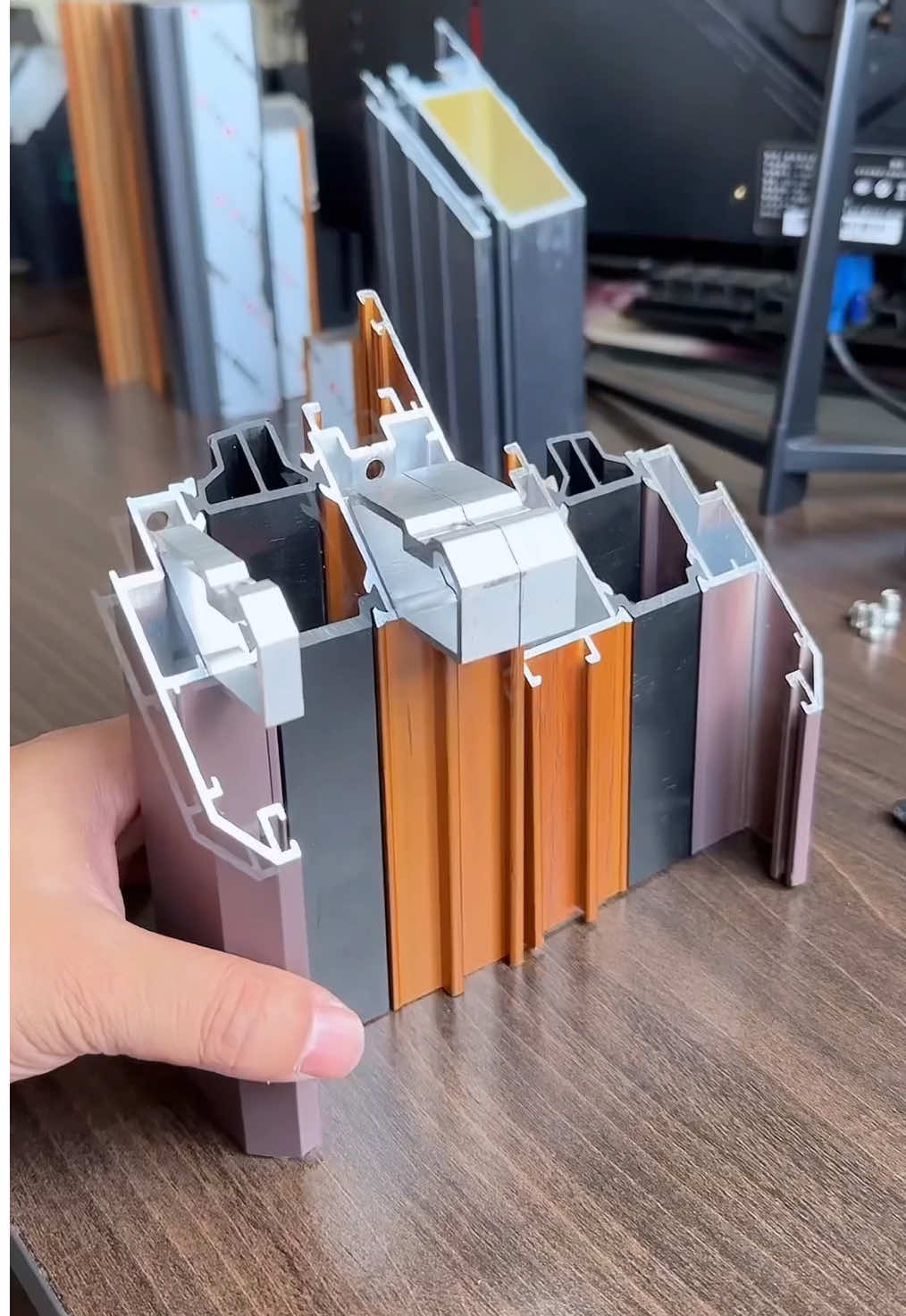 Complete the assembly of window frames and sashes in one minute! #ExpandedAngleCode#BrokenBridgeAluminumDoorsandWindows