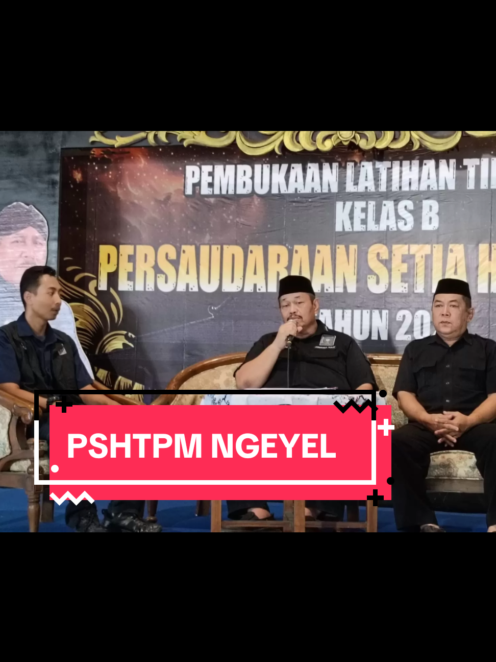 NGEYEL! Tak Terima BH dicabut PSHTPM Tempuh Jalur Hukum ilmusetiahati.com - Persaudaraan Setia Hati Terate (PSHT) menghadapi dinamika hukum yang signifikan sejak keluarnya Keputusan Menteri Hukum dan HAM (Menkumham) Nomor AHU-0005248.AH.01.07.Tahun 2025, tertanggal 17 Juli 2025, yang mengesahkan Perkumpulan PSHT berkedudukan di Kota Madiun, berdasarkan Akta Nomor 02 tanggal 11 Juli 2025. Ketua Umum PSHT, Dr. Ir. Muhammad Taufiq, SH, M.Sc, menyatakan penghargaan atas keputusan tersebut: “Terima kasih kepada Menkum RI yang telah memberikan kepastian hukum kepada PSHT melalui penerbitan SK tertanggal 17 Juli 2025.”. Ia juga menekankan pentingnya agar seluruh warga PSHT terutama di lingkungan TNI dan Polri menjaga persaudaraan dan kekompakan serta menjauhi provokasi. Langkah pengesahan ini menyusul serangkaian putusan pengadilan, termasuk tingkat pertama hingga Peninjauan Kembali (PK), yang telah mengakui kepengurusan PSHT di bawah Muhammad Taufiq sebagai sah. Dalam keputusan terbaru, pemerintah membatalkan badan hukum PSHT kubu Moerdjoko CS yang sebelumnya diatur dalam SK Nomor AHU-0001626.AH.01.07.Tahun 2022—berdasarkan Akta Nomor 118 tanggal 25 Januari 2022 dan mencabut data terkait di sistem SABH Kemenkumham, melalui surat Dirjen AHBUM atas nama Menteri Hukum RI tertanggal 1 Juli 2025. Namun, Kubu PSHT Pusat Madiun (PSHTPM) pimpinan Murjoko menyampaikan bahwa mereka mengajukan keberatan administratif terhadap pembatalan tersebut. Ketua Lembaga Hukum dan Advokasi PSHTPM, Maryano, menyatakan bahwa keberatan diajukan tertulis kepada Menteri Hukum dalam jangka waktu 21 hari kerja sejak pemberitahuan, dilanjutkan dengan aduan ke Ombudsman atas dugaan maladministrasi karena pembatalan dilakukan tanpa pemberitahuan atau klarifikasi—yang dianggap bertentangan dengan prinsip Due Process of Law. Ia menambahkan bahwa aduan telah diterima oleh Ombudsman dan kini sedang dalam tahap pemeriksaan administrasi terkait syarat formil dan materil. Maryano juga menegaskan bahwa tidak ada putusan PTUN, pengadilan tingkat banding, atau PK yang secara eksplisit menyatakan pembatalan badan hukum kubu Moerdjoko. Baca Selengkapnya di ilmusetiahati.com