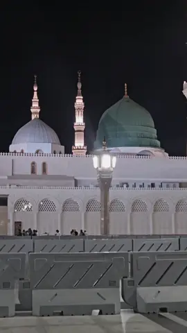 Terasa singkat banget di Madinah kemaren, rasanya ingin kesana lagi,rindu Ya Rasul🥺💚 suasananya tenang dan nyaman banget,panggil kami lagi Ya Allah😭🤲🏻 #madinah #maulidnabi #maulidnabi2025 #fyp #cinematography 