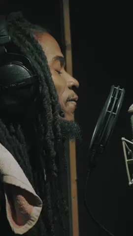 Eesah recording a remix of Soso from Omah Lay for Little Lion Sound 🥦🥦🥦 #afrobeats #remix #soso #littlelionsound 