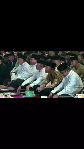 perkara posisi duduk pak prabowo ae loh karena om teddy yang disebelah bapak jadi masalah perkara mas gibran pakai baju batik. salah pisan kayae dia emang suka pakai batik deh. untung gak nyeleneh meneh pakai kaos aneh-aneh apa gak tambah di hujat 😅 untung wapres bayangin nek bukan wapres pasti dia langsung pakai kaos one piece sumpah deterjen indo nih. pemecah belah bangsa kali lah. komentar kalian nih 😵‍💫 ngirim AHY salah, ngirim gibran salah, datang sendiri salah, yassalam 😩 salah mulu hidupnya. hape di pegang bapak salah hape di pegang teddy salah emang paling benar. cuma megang kewarasan 😒 muka begitu juga masih salah ya Allah. kenapa gak ada yang komentari posisi jam tangan sama sekalian sajadahnya gak sama. 🫨🫨🫨🫨 terjun langsung, di kira cari muka. kalau gak ngapa-ngapain. nanti di bilang kamu gak guna banget jadi wakil (kayak yang sebelumnya) sudah muncul dipermukaan, di bilang telat dan gak jelas banget giliran gak muncul, di bilang gak peduli  sehat-sehat pak #prabowo dan mas #gibran tarik nafas, buang pelan-pelan tarik tunai juga boleh terus ngopi 🫠