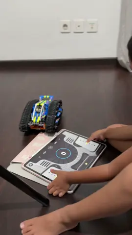 Masayoshi, umur 5 tahun, sudah menyelesaikan berbagai LEGO technic dari yang mudah hingga tingkat menengah, alhamdulillah 💯 Thanks @lego @legoindonesia_official telah menyediakan mainan yang juga sekaligus memberikan edukasi baik untuk anak 🙌🏻 #lego #legotechnic 