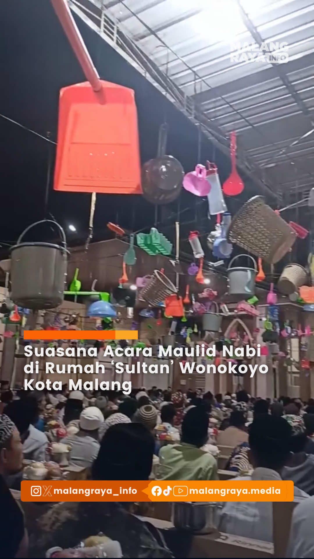 Begini suasana acara Maulid Nabi yang digelar di salah satu rumah 'Sultan' Wonokoyo, Kedungkandang, Kota Malang pada Jumat malam (5/9/25). Di acara yang dihadiri sekitar 300 orang tersebut terlihat beberapa hadiah sudah disediakan untuk para jamaah, seperti kompor, panci, dan masih banyak lagi. . . 🎥 kiriman warga