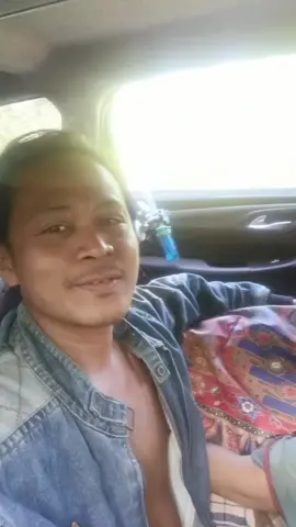Pelaku P3mbunuh4 Anak Perempuan di Koltim Ditangkap Polisi: Korban Dig0r0k saat Hendak Mengaji Polisi menangkap pelaku yang melakukan p3mbun*han terhadap anak perempuan di Kolaka Timur (Koltim), Sulawesi Tenggara (Sultra), Jumat (5/9/2025). Namun identitas pelaku dan motif pembunuhan tersebut masih didalami oleh polisi. Pelaku pria yang belum diketahui identitasnya itu diduga membvnuh korban berinisial MA (10) dengan cara menggorok lehernya. Korban diduga dibunuh saat hendak mengaji. “Dia cuma pergi itu menuntut yang namanya agama. Baru kau kasih begini anakku eh. Ini lehernya. Putus lehernya anakku kau bikin. Ingat kau,” kata pria gondrong yang diduga ayahnya dalam video yang beredar. Sementara itu, Kasi Humas Polres Koltim, Iptu Irwan Pansha membenarkan penangkapan pelaku pembvnvhan s4dis tersebut. “Iya, tersangka sudah diamankan,” singkatnya. Meski begitu, ia belum memberikan kronologi dan motif p3mbun*han itu. Sebab, polisi masih melakukan penyelidikan lebih lanjut. “Masih sementara pendalaman kronologisnya,” tambahnya. Diberitakan sebelumnya, MA ditemukan t3w4s bersimbah dar4h dengan kondisi mengenaskan di sebuah perkebunan cokelat milik warga di Desa Wundubite, Kecamatan Poli-Polia, Koltim, Jumat (5/9) sekitar pukul 06.30 Wita. Jasad korban pertama kali ditemukan oleh seorang warga yang hendak pergi ke kebunnya #infolutim #fypシ #viral #malili #luwutimur 