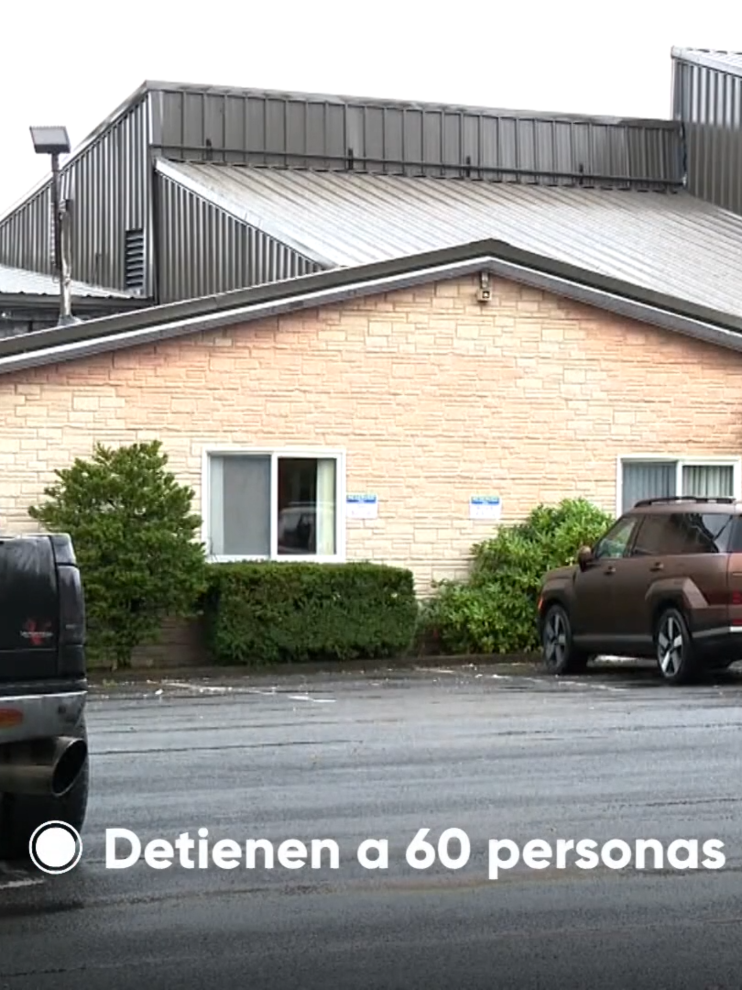 📍 Arrestan a unos 60 empleados de una empresa de alimentos en un operativo migratorio. Ocurrió en Cato, un pueblo en el norte de #NuevaYork, donde un centenar de agentes federales rodearon con perros y autos el edificio de Nutrition Bar Confectioners, según narró uno de los propietarios. Asegura que la mayoría de los detenidos son latinos.