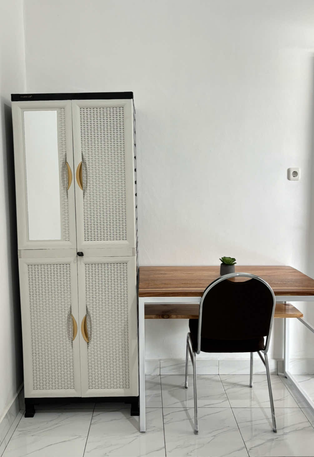 Fasilitas: - Spring Bed & Bantal - Sprei & Bed Cover - AC - Lemari - Meja & Kursi - Kamar Mandi dalam kamar - Loyang, Tempat Sampah, Gantungan baju - Keset kaki - WiFi - CCTV - Dapur  - Tempat parkir Rumah Kost baru dan bersih😍 Mumpung masih harga grand opening, langsung datang ke Glow Residence✨ 📍Perumahan Politeknik Indah blok AA no. 15 (Maps Glows Residence) WA 08114341414 #kostmanado #kosmanado #kostmanadomurah #manado #rekomendasikostmanado 