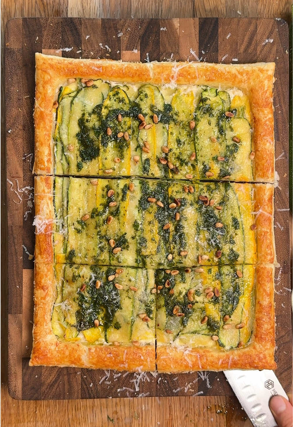 Makkelijke courgette tart Deze gaat je echt verbazen, niet normaal lekker, heel erg makkelijk, echt top!  Recept voor de plaattaart/galette hieronder! IB: Julius Roberts Ingrediënten: - 1 rol bladerdeeg - 1 courgette - 1 gele courgette - teentje knoflook - plantje basilicum - 2 citroenen - 1 ei - 500 gr ricotta - Parmigiano Reggiano  - olijfolie - zout en peper 1. Maak linten van de courgettes en breng op smaak met olijfolie, zout, peper en een hand gescheurde basilicum.  2. Klop de ricotta met citroenrasp, een beetje sap, zout en peper in een kom glad. 3. Leg het bladerdeeg op een plaat en maak met een mes een vlak in het deeg. Schep de ricotta in het van en beleg met de courgette, wat knoflook, meer courgette en parmigiano. 4. Besmeer de randen met ei en bak in de oven op 200 graden Celsius of 350 graden Fahrenheit tot goudbruin en knapperig. 5. Maak een snelle basilicum olie door basilicum en olijfolie te blenden of the vijzelen. 6. Serveer met de basilicumolie, optioneel de getoasten pijnboompitten en meer parmigiano, enjoy! Super simple, Very tasty!