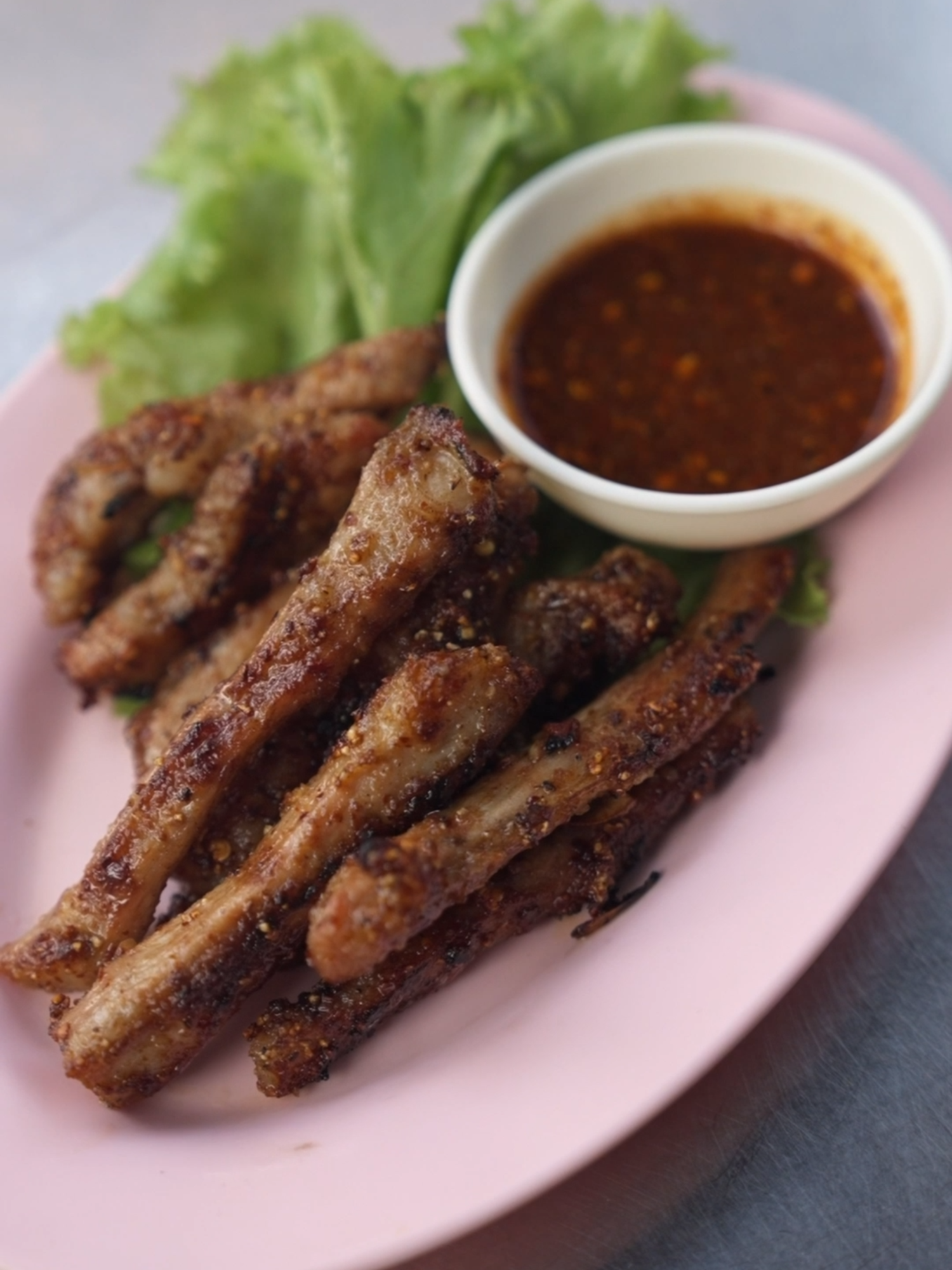 “มล” ร้านอาหารอีสาน แซ่บจัดจ้านในย่านดุสิต ใครผ่านไปแถว สน.ดุสิต เลี้ยวเข้าซอยสุคันธาราม แนะนำร้านสัมตำอีสานแซ่บนัวแบบซี้ดๆ ชื่อร้าน “มลส้มตำ” อาหารอีสานรสจัดจ้านสุดๆ มีครบทุกสิ่งอย่าง มีให้เลือกกว่า 30 เมนู  แนะนำให้โทรมาจองล่วงหน้า ช่วงเย็นคนหนาแน่นจริง สำหรับคนชอบสังสรรค์ในร้านมีคาราโอเกะเพลงโจ๊ะๆ ให้ครื้นเครง .. จอดรถได้ในซอยสุคันธาราม หรือเลยไปจอดรถในวัดสุคันธาราม  อร่อยทุกเมนู แซ่บถึงใจติดดาวให้เลยจ้า  พื้นที่ความอร่อย สน.ดุสิต  เปิด 9.00 - 22.00 น. โทร. 022431303