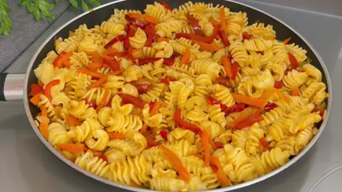Veggie Pasta in 15 Minutes! #pasta #pastatiktok #dinner #pastarecipe             Ingredients: – 200 g pasta – 1 bell pepper – 2 carrots – 1 onion – 2 garlic cloves – 25 ml pasta water – olive oil – salt – pepper – paprika powder – mozzarella Enjoy your meal!
