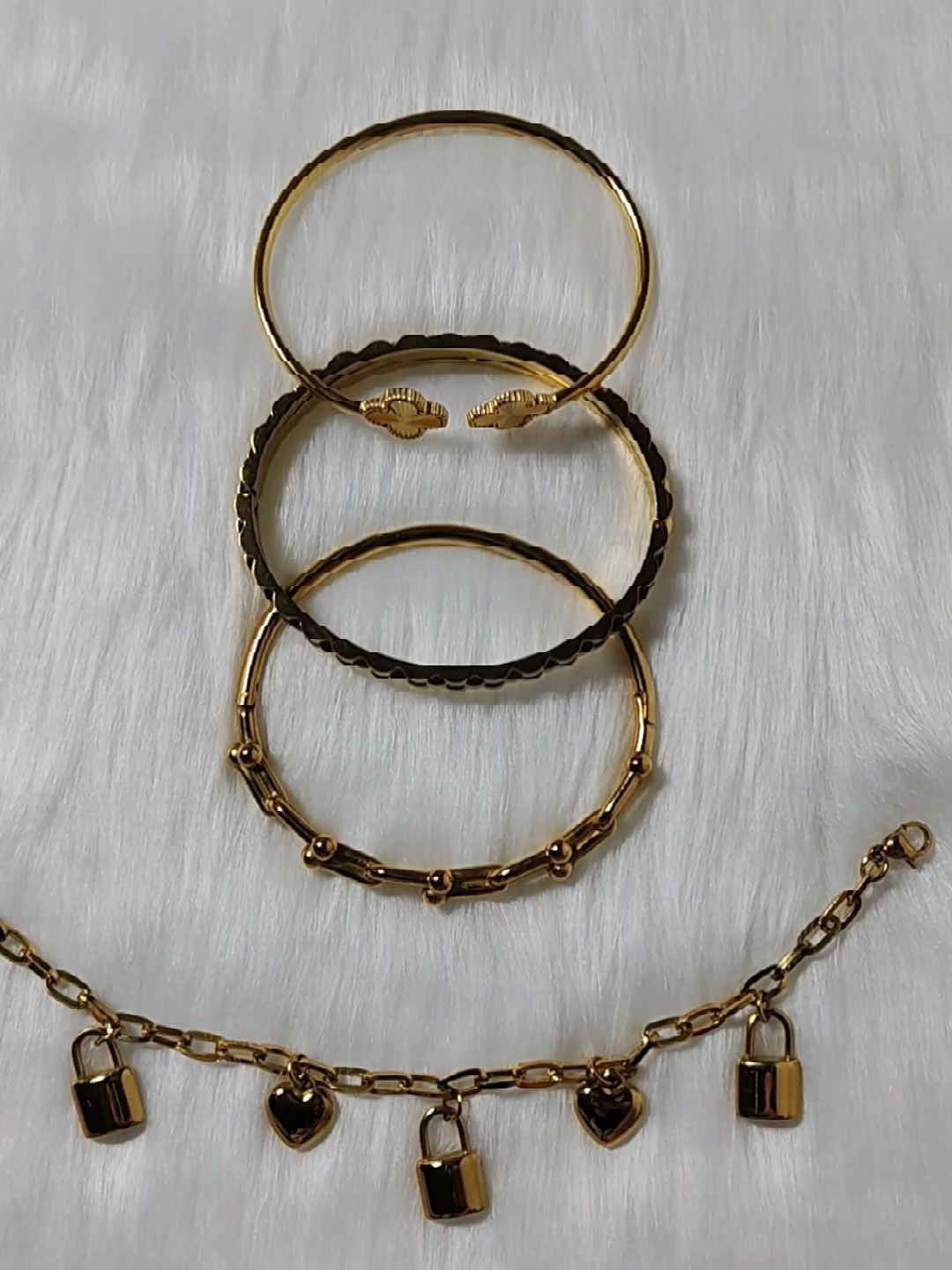 My everyday bangles & bracelet ⋆˚꩜｡ non-tarnish and hypoallergenic, perfect for everyday use. #bangles #bracelet #bracelets #stainlesssteel #jewelry 