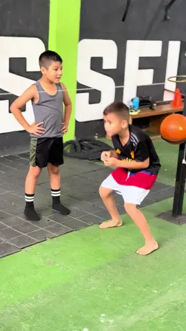 Un claro ejemplo de que hasta los más pequeños piensan en grande, hoy un video distinto de estos pequeños ejercitándose en el área de crossfit. “Lo único imposible es aquello que no intentas”💚
