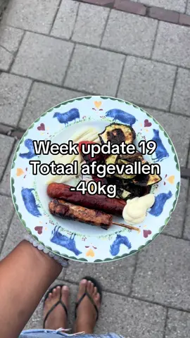 -40 kilo bereikt 🎉💪  Deze week een magische grens gehaald: -40 kilo! 🎉 Nog 20 te gaan, maar ik ben zó trots op hoe het nu gaat 💪. Ik merk wel dat het nu tijd is om meer te gaan bewegen, dus… mijn kamer is omgetoverd tot mini-gym 🏋️‍♀️. Gewichtjes gekocht & ready to start met krachttraining. Op naar de volgende stap! 🚀 #afvallenzonderhonger #afvallen #watikeetopeendag #calorietekort #weightlossjourney 