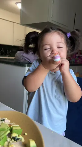 Desayunamos juntas en el mismo plato ahora🤭#paratii #isabelita 