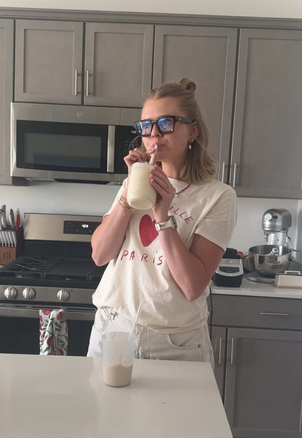 Me and my girls have been drinking this smoothie EVERYDAY it’s sooooo good and the perfect combo of sweet and spice. Recipe at the end!! #proteinshake #fallrecipe #peachesandcream #smoothie @Clean Simple Eats @Ninja Kitchen 