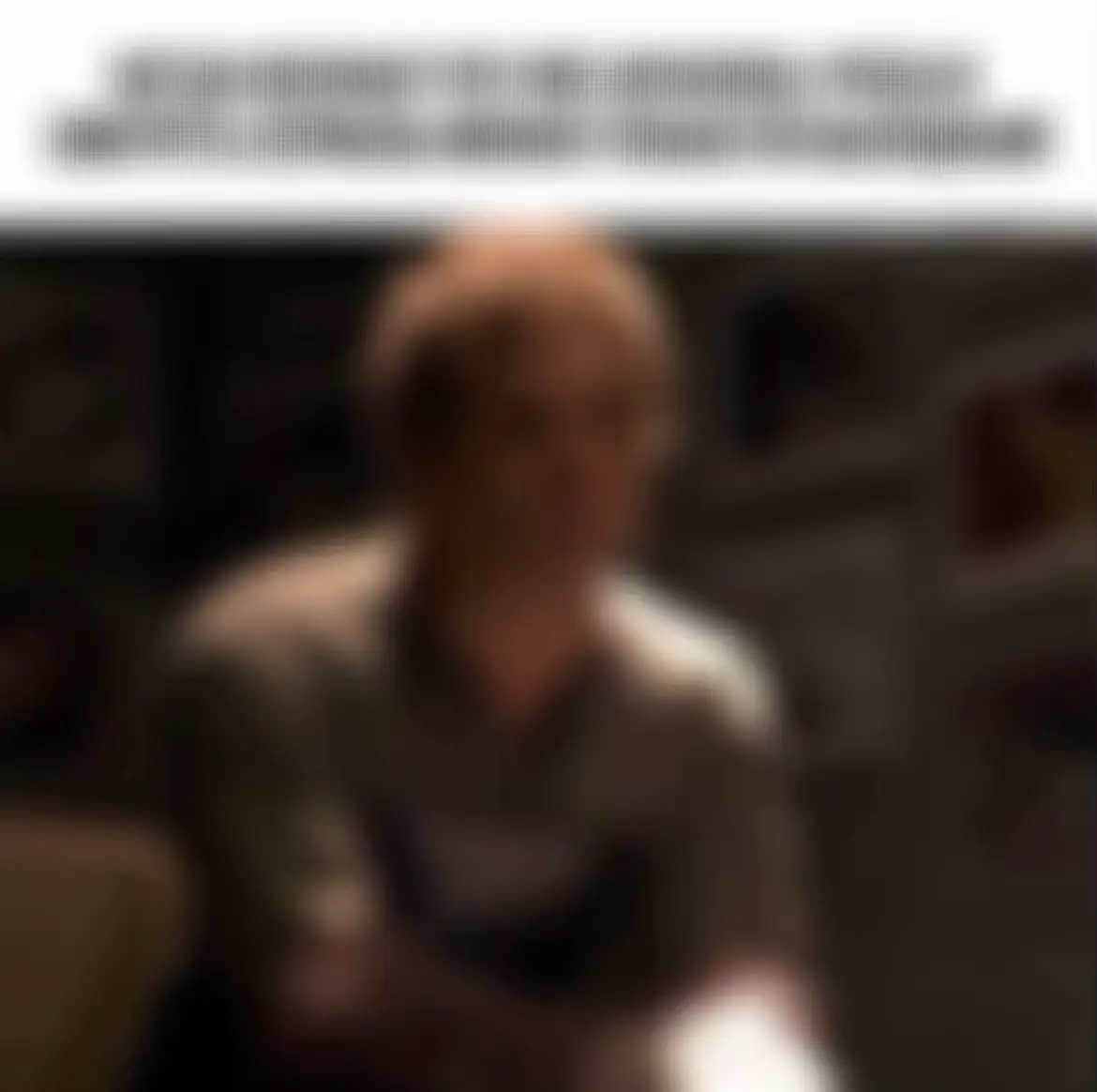«Декстер» (Dexter) — американский драматический сериал телеканала Showtime, выходивший с 2006 по 2013 год и получивший продолжение в 2021 году под названием «Декстер: Новая кровь», ставший одним из самых узнаваемых и противоречивых проектов «золотой эры телевидения». Его главный герой — Декстер Морган, на первый взгляд примерный житель Майами: обаятельный сосед, ответственный сотрудник полиции и заботливый брат. В отделе полиции он работает судебным экспертом по анализу брызг крови, помогая коллегам раскрывать самые жестокие преступления, однако за внешним фасадом скрывается тёмная тайна — Декстер является серийным убийцей, одержимым неутолимой жаждой лишать жизни людей. Согласно этому кодексу, Декстер имеет право убивать только тех, кто действительно заслуживает смерти: маньяков, насильников, преступников, избежавших наказания или скрывшихся от правосудия. Сюжет сериала строится на этом моральном конфликте: зритель наблюдает за тем, как Декстер с одной стороны маскируется под обычного человека, строит отношения, заводит друзей и пытается завоевать любовь сестры Дебры, а с другой — методично готовит свои убийства, тщательно скрывает улики и борется с тем, чтобы его тайна не раскрылась. Каждый сезон приносит новые испытания: в первом он сталкивается с «Ледяным убийцей», чья манера совершать преступления оказывается связанной с прошлым Декстера; во втором герою приходится иметь дело с расследованием собственных преступлений, когда полиция находит его «кладбище» из тел в океане; третий сезон знакомит зрителей с прокурором Мигелем Прадо, который сначала становится союзником Декстера, а затем превращается в смертельную угрозу; четвертый сезон считается одним из самых сильных и драматичных благодаря противостоянию с Тринити — маньяком, сыгранным Джоном Литгоу, чья личная трагедия оборачивается катастрофой и для семьи Декстера; последующие сезоны продолжают развивать тему двойной жизни героя, его попыток завести семью, сохранить тайну и одновременно удержать «тёмного пассажира» под контролем. Кульминация истории в оригинальном финале вызвала противоречивую реакцию: многие зрители остались недовольны тем, как был завершён путь персонажа, однако спустя годы создатели решили вернуться к истории и представить альтернативное развитие событий в мини-сериале «Новая кровь». Одной из сильнейших сторон «Декстера» стала уникальная атмосфера: сериал сочетает напряжённый триллер, детективные элементы, психологическую драму и чёрный юмор, позволяя зрителю одновременно сочувствовать и осуждать главного героя. Голос за кадром, которым Декстер делится своими мыслями, позволяет глубже понять его внутренний мир, лишённый настоящих эмоций, но наполненный холодной логикой. Второстепенные персонажи от коллег в полиции до членов семьи служат отражением и испытанием для главного героя, постоянно ставя его перед выбором: остаться человеком или окончательно поддаться внутреннему монстру. Сериал получил огромный отклик у критиков и зрителей, многократно номинировался на премии «Эмми» и «Золотой глобус», а исполнитель главной роли Майкл С Холл был признан одним из лучших драматических актёров своего времени. Образ харизматичного маньяка-праведника стал знаковым для современной поп-культуры, породил множество дискуссий о морали, справедливости и человеческой природе, а сама история «Декстера» продолжает оставаться актуальной и сегодня, занимая прочное место в числе лучших сериалов XXI века. #декстер #сериалы 