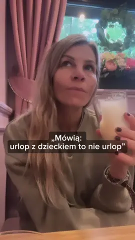 Mówi się, że urlop z dzieckiem to nie urlop. Że z dzieckiem się nie odpocznie. A dla mnie najtrudniejsze w urlopie jest to, że moich dzieci tu nie ma. I to nie chodzi o poczucie winy. To jest tęsknota. Chciałabym, żeby zobaczyły to, co ja teraz widzę. Żeby mogły tego doświadczyć, żebym mogła je przytulić. Zobaczyć ich zdziwienie, usłyszeć śmiech, poczuć radość w najprostszych rzeczach – w zachodzie słońca, w spacerze, w chwili bycia razem. Ale taka tęsknota nie pojawia się sama z siebie. Ona jest możliwa tylko wtedy, gdy masz z dzieckiem bezpieczną więź. Kiedy nie widzisz go jako ciężaru, problemu, kogoś, kogo trzeba karać czy uciszać. Tylko widzisz w nim człowieka, który najbardziej potrzebuje twojej miłości, bliskości i ciepła. I tak, wiem – zachowania twojego dziecka są często tak trudne, że masz ochotę wybuchnąć, zamknąć się w pokoju i mieć święty spokój. Ale to nie twoje dziecko jest problemem. To twoje rany odpalają się dokładnie w tych momentach. Twoje dziecko nie robi tego „przeciwko tobie”. Ono nawiguję cię jak kompas – prosto w miejsca, w których twoje serce zostało kiedyś zamknięte. I będzie to robić, dopóki się tym nie zajmiesz. Dopóki nie przestaniesz uciekać od siebie. Dopóki nie nauczysz się dawać sobie tego, czego sama nie dostałaś w dzieciństwie. Bo dopiero wtedy możesz naprawdę zobaczyć swoje dziecko takim, jakie ono jest – nie przez filtr bólu, tylko przez miłość. 👉 Skomentuj PDF, a ja wyślę ci link do mojego newslettera, gdzie natychmiast po zapisie dostaniesz ebook z listą zachowań twojego dziecka, które otwierają ranę ojcowską i matczyną. I pokażę ci, co dalej możesz z tym zrobić.” 🫶 #jakprzestaćkrzyczeć #emocjemamyidziecka #wychowaniedzieci #wychowaniedzieckabezkarinagród #bezpiecznawięź 