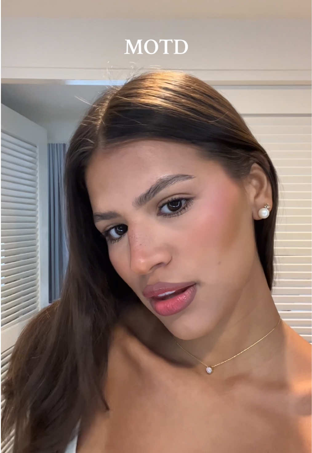 Les pasa que se ven como molestas cuando están muy enfocadas? 😭  Productosss: - Use el lumi glowtion antes del sunscreen* - sunscreen: @TOCOBO  - brow gel de @e.l.f. Cosmetics  - concealer: @YSL Beauty  - cc cream y segundo concealer: @IT Cosmetics  - bronzer: @LYS Beauty  - blush/ powder blush: @Morphe Cosmetics @loréal paris usa  - concealer: @Hourglass Cosmetics  - setting powder: @Laura Mercier  - Powder bronzer:yslbeauty - powder blush:  - Freckle pen: @SHEGLAM  - Mascara: @Kulfi Beauty  - lip liner y gloss: @Maybelline NY  - lip tint: sheglam #yaisolcruz #motd #latinacreator #latinainfluencers 