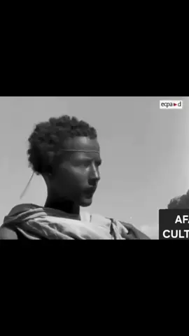 Vintage afar video in the 1930’s in tadjourah and dikhil but let’s pay attention to the beautiful kurta that the afar woman are wearing 🥰💞  @Afarculture thank you very much for the video 🫶🏾 #afartriangle⚔️🇩🇯🇪🇹🇪🇷 #vintage #afarculture🇩🇯🇪🇹🇪🇷 #djiboutitiktok🇩🇯🇩🇯 #fyp 