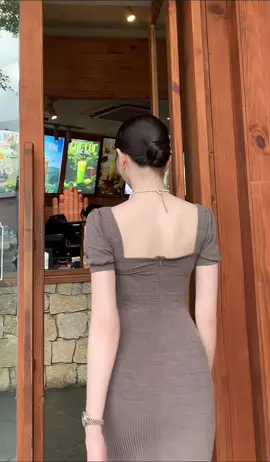 Áo em hơi dãn, dáng em hơi ổn.