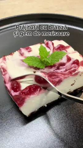 Prăjitură cu brânză și gem de merișoare Ingrediente pentru blat: 	•	1 ou 	•	35 gr zahăr 	•	25 gr făină 	•	10 gr cacao 	•	1/2 lgț praf de copt 	•	25 gr unt topit și răcit 	•	esență de vanilie Ingrediente pentru cremă: 	•	800 gr brânză de vaci pentru prăjituri (Lidl) 	•	200 ml frișcă lichidă 	•	100 gr zahăr pudră 	•	10 gr gelatină hidratată și dizolvată în 30 ml apă caldă Topping: 	•	gem de merișoare #cheesecake #homemadecake #foryoupagе #dessertlover #EasyRecipes  