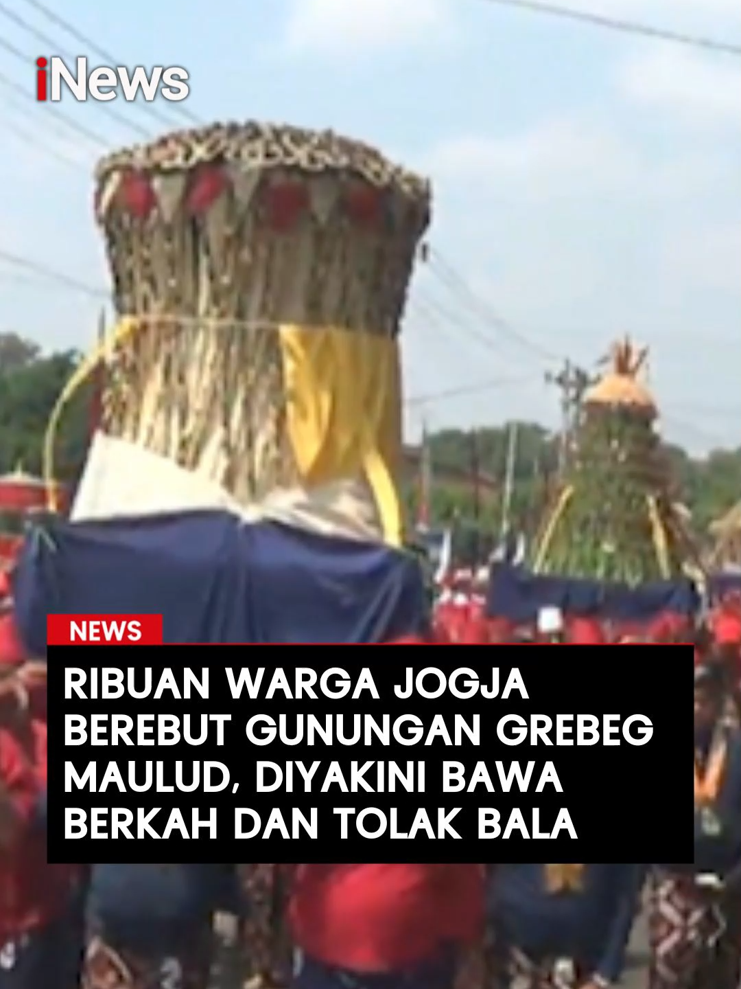 Ribuan warga memadati halaman Masjid Gedhe Kraton Yogyakarta untuk berebut gunungan dalam tradisi Grebeg Maulud pada Jumat (5/9/2025). Gunungan yang terbuat dari hasil bumi ini diyakini membawa berkah, rezeki, dan penolak bala. Tradisi Grebeg Maulud digelar setiap tahun oleh Kraton Yogyakarta sebagai puncak peringatan Maulid Nabi Muhammad SAW.  Tahun ini, Kraton mempersembahkan delapan gunungan. Prosesi diawali dengan kirab pasukan bergodo lengkap dengan persenjataan, gajah, dan kuda.  Baca selengkapnya di sini:  https://www.inews.id/ #MaulidNabi #ViralJogja #GrebegMaulud #Tradisi #NgalapBerkah #KeratonJogja