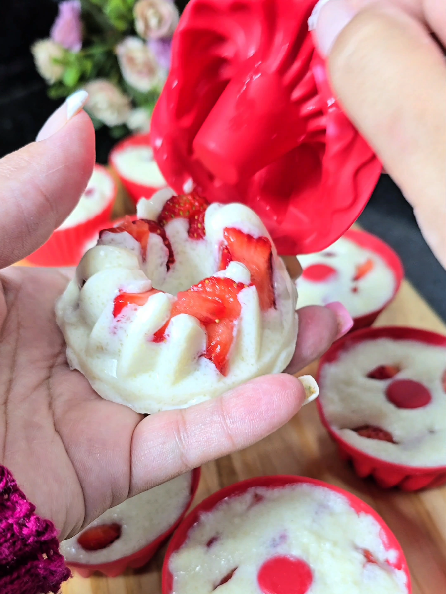 ✨ Colágeno Caseiro Natural para Pele, Cabelo e Unhas ✨ Hoje eu vim compartilhar com vocês uma receitinha de colágeno caseiro que faz bem pra saúde, ajuda na firmeza da pele, fortalece as unhas, dá brilho pros cabelos e ainda melhora as articulações. E o melhor: é simples demais de preparar! 💖 🥣 Ingredientes 2 pacotinhos de gelatina sem sabor 100ml de água fria 100ml de água morna 6 colheres de leite em pó 200ml de água ➡️ Total de água: 400ml Morangos a gosto 🍓 👩‍🍳 Modo de Preparo 1. Hidrate a gelatina com a água fria. 2. Em seguida, adicione a água morna e misture bem. 3. Misture muito bem até que a gelatina dissolvida com o leite em pó, já adicinane oa 200ml de água misture e pronto só adicinar os 🍓  4. Leve à geladeira até firmar. Fica uma sobremesa leve, deliciosa e cheia de benefícios! 💪✨ --- 💬 Gostou da dica? 👉 Curte, comenta aqui o que achou e manda pra aquela pessoa que ama receitas saudáveis! #colágenocaseiro #receitasaudavel #sobremesafitness #pelebonita #unhasfortes 