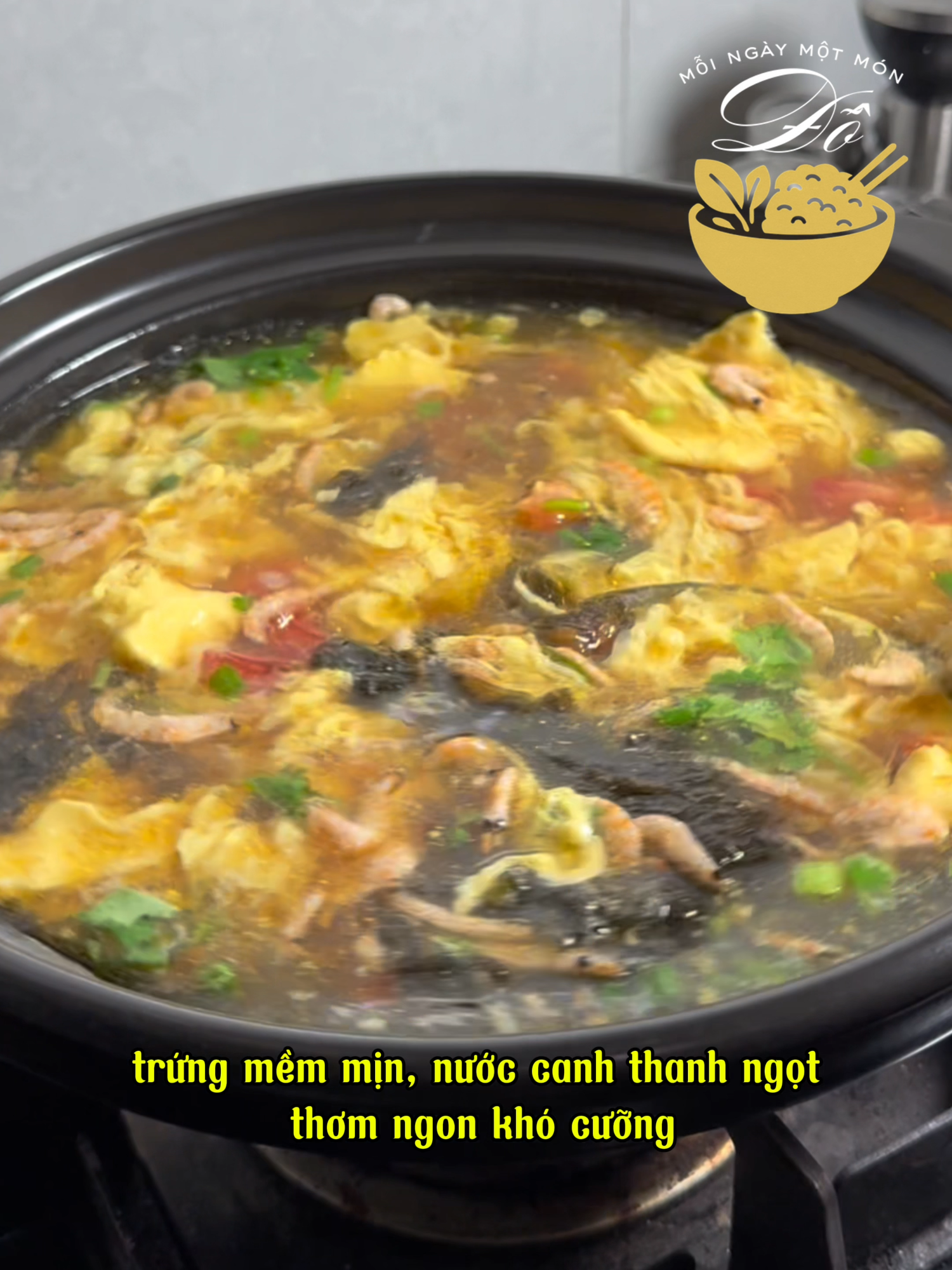 Chỉ trong 1 phút là bạn đã học được cách nấu món canh cà chua trứng với rong biển. Một món canh đơn giản, dễ nấu nhưng cực kỳ bổ dưỡng ✨ #ĐỗMỗiNgàyMộtMón #CanhTrứngRongBiển #MónNgon #CơmNhà