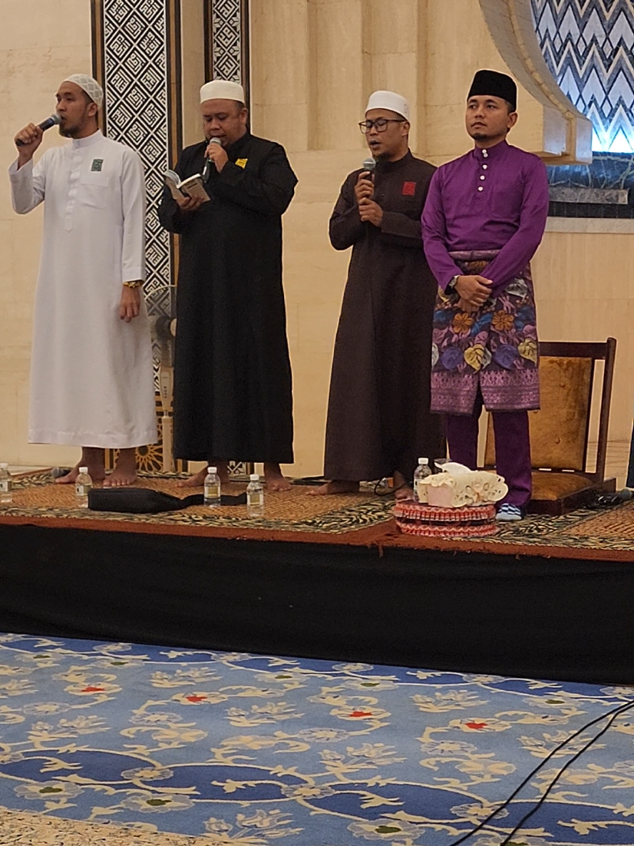 Maulidur Rasul 1447H/2025M! A blessed night at Masjid Jamek Negeri Sarawak as worshippers gathered in selawat and remembrance of Rasulullah SAW. With PU Amin & Qasidah Ahbab El Habeeb, the event was filled with faith, love, and unity. #MaulidurRasul1447H2025M #MasjidJamekNegeriSarawak #ImarahkanMasjid #kuchingking #sarawakdaily 𝐊𝐮𝐜𝐡𝐢𝐧𝐠 𝐊𝐢𝐧𝐠 & 𝐒𝐚𝐫𝐚𝐰𝐚𝐤 𝐃𝐚𝐢𝐥𝐲 𝐰𝐢𝐭𝐡 𝐊𝐮𝐜𝐡𝐢𝐧𝐠 𝐄𝐱𝐩𝐥𝐨𝐫𝐞𝐫 𝐅𝐫𝐨𝐦 𝐊𝐮𝐜𝐡𝐢𝐧𝐠 𝐒𝐚𝐫𝐚𝐰𝐚𝐤.