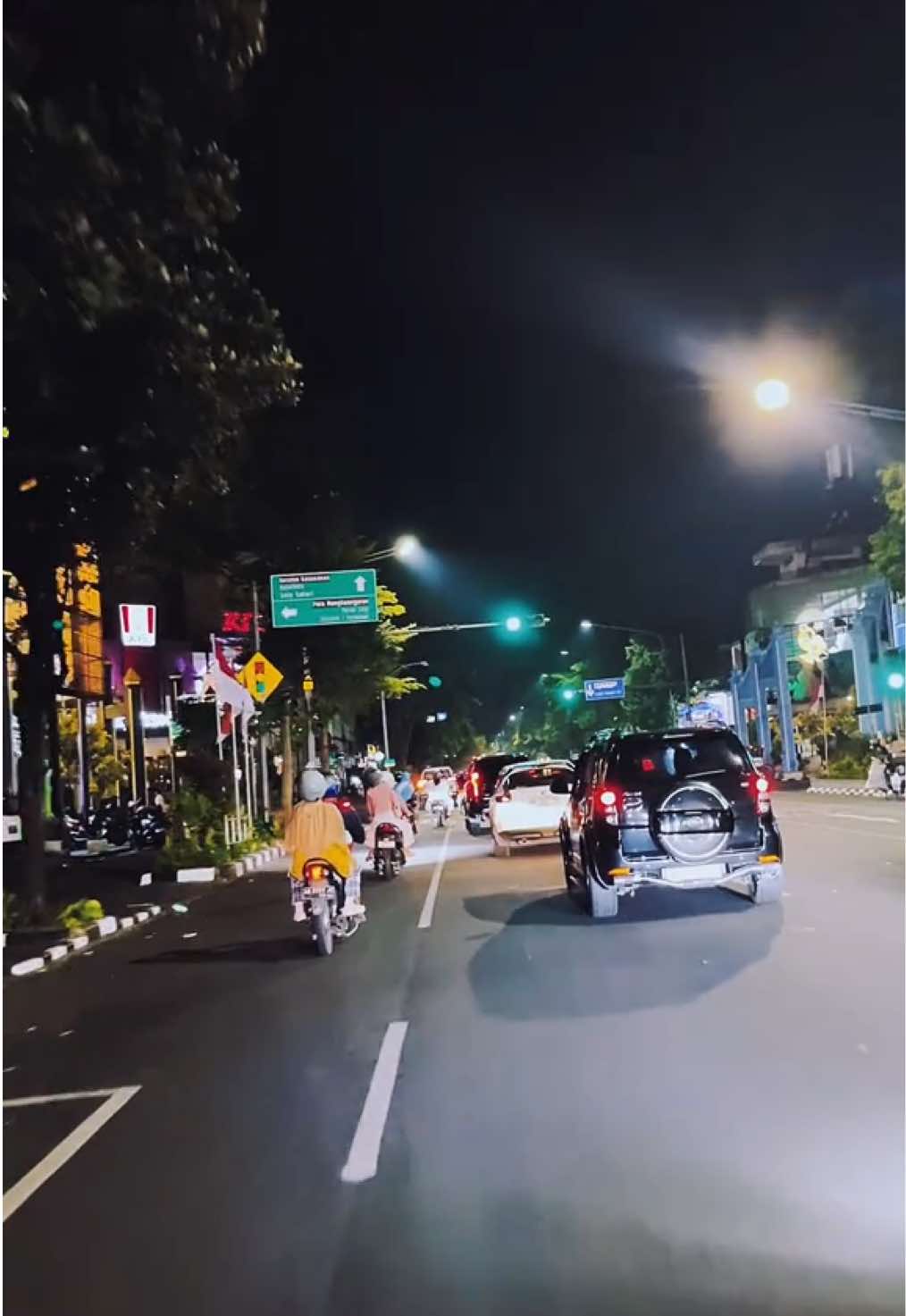 Jalanan yang bikin inget Solo, mana lagi kalo bukan Slamet Riyadi 😌 punya kenangan apa disini?  #surakarta #solo24jam #citylights #nightride #surakarta24jam 