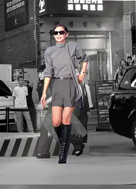 Jennie looks like a literal CEO!!! wowowowowww✨✨ #jennie #rayban #jenniekim #blackpink #edit 