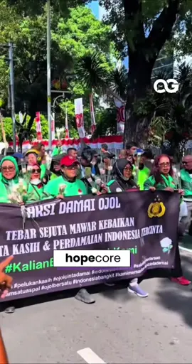 Di tengah teriakan dan tuntutan, ada tangan-tangan yang masih memilih untuk menolong. Karena kebaikan tak pernah kehilangan tempatnya, bahkan di tengah gejolak. Sumber Video: Tiktok/@sukabumicitycom, @rahmanalqadr12, @aerox_std29, @matatelinga.com #TheOGIDN #Hopecore  #AksiDamai #KebaikanDimanaSaja #Solidaritas 