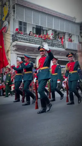 suộc từ 2/9 các gấu Nga siêu đáng iu, thân thiện của tui 🇻🇳🫶🏻🇷🇺 buổi cuối đi trong vòng tay ng dân Việt Nam nên mí ảnh bắn tim, vẫy tay giao lưu hết mình. Nay mấy a về nước r tất cả chỉ còn là kỉ niệm 🥺 luỵ quá Tổ quốc ơiiiiii #a80 #quandoinga🇷🇺 #russia #xuhuong 