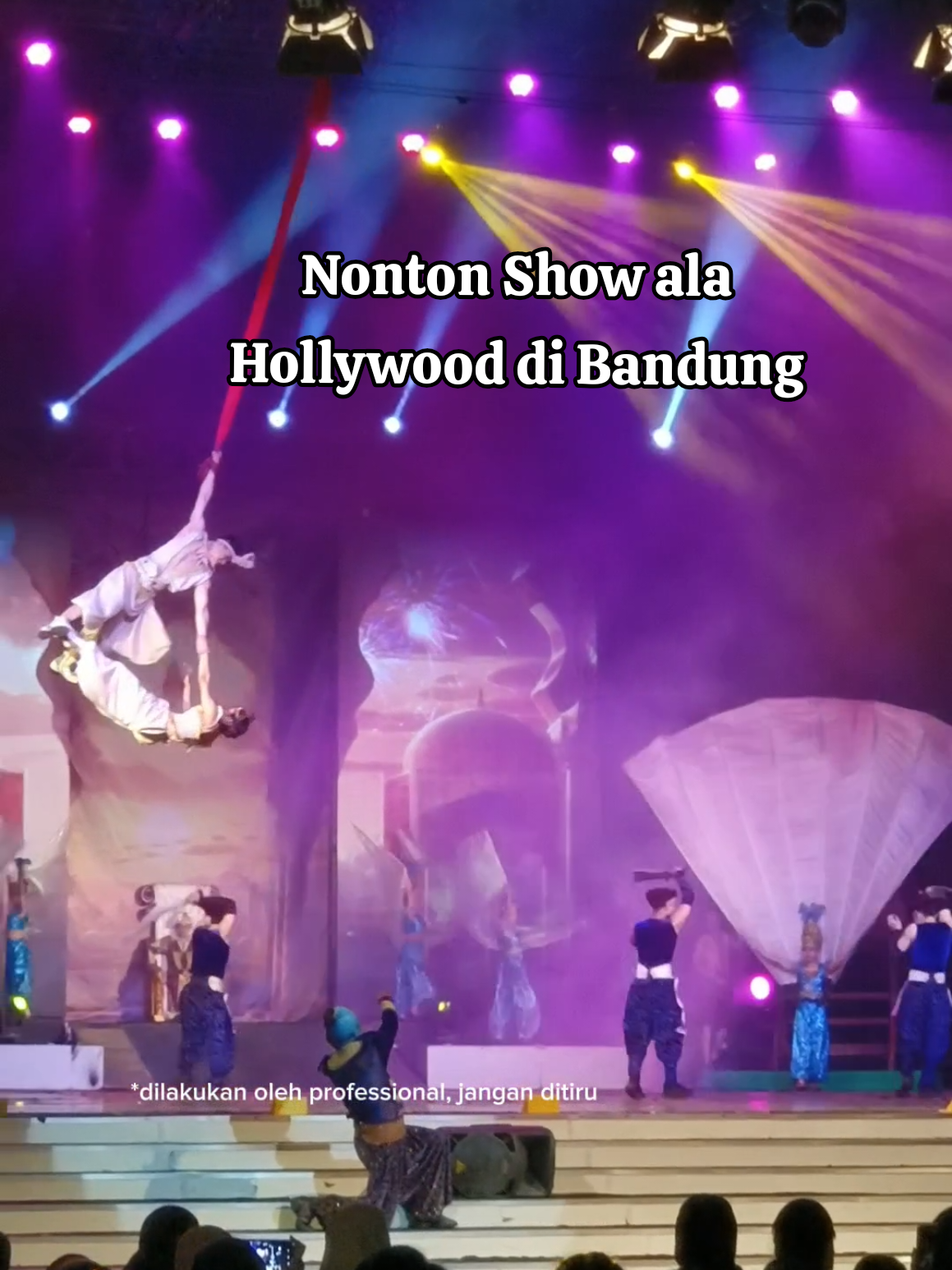 Nonton show ala Hollywood gak usah jauh-jauh ke luar negeri karena di Bandung sekarang sudah bisa menikmati wahana sekelas internasional. Dalam sehari ada beberapa show ya seperti Kadabra, Special Effect Action, Parade, dan Show Utama. Cara beli tiketnya tinggal klik tag lokasi dibawah video aja. #jelajahakhirpekan #atraksiakhirpekan #healingbarengkeluarga #wisatabandung #liburan 